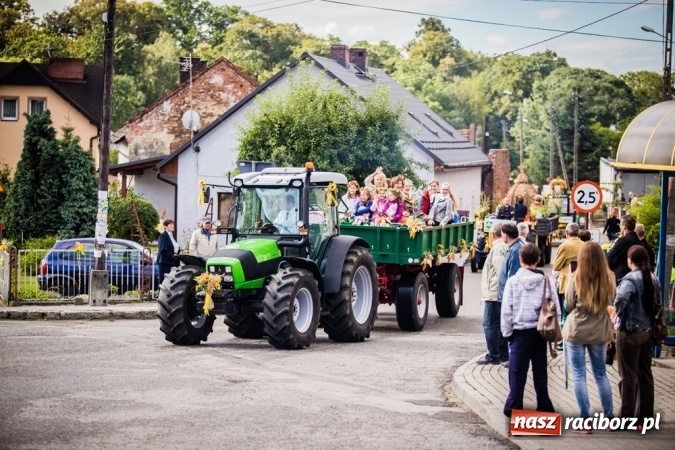 Zdjęcie w galerii na portalu naszraciborz.pl: Dożynki 2015 - barwny korowód w Krowiarkach wiadomości z regionu