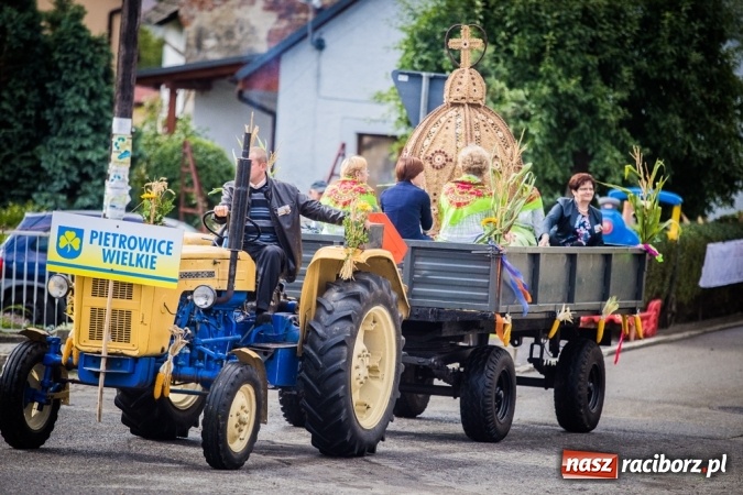 Zdjęcie w galerii na portalu naszraciborz.pl: Dożynki 2015 - barwny korowód w Krowiarkach wiadomości z regionu