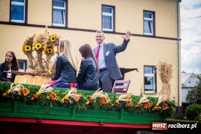 Zdjęcie w galerii na portalu naszraciborz.pl: Dożynki 2015 - barwny korowód w Krowiarkach wiadomości z regionu