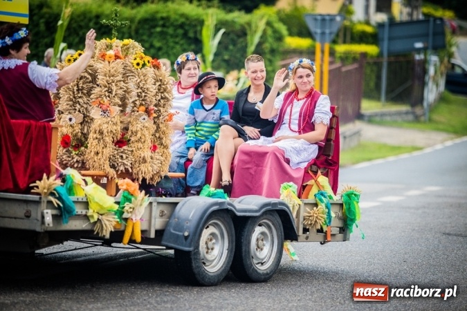 Zdjęcie w galerii na portalu naszraciborz.pl: Dożynki 2015 - barwny korowód w Krowiarkach wiadomości z regionu