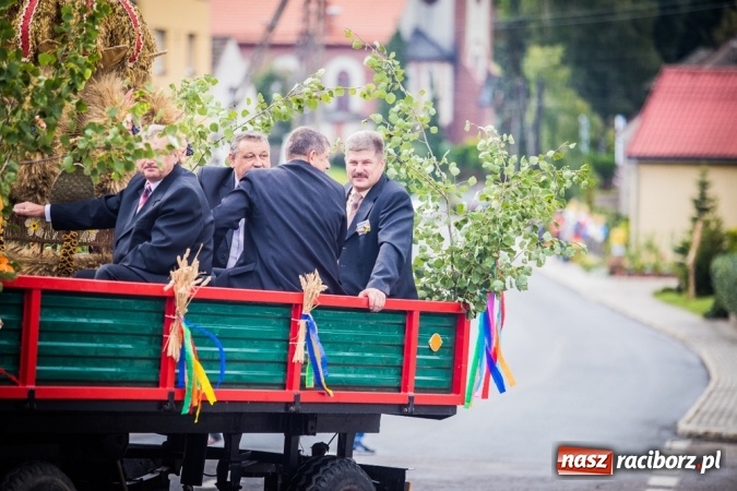 Zdjęcie w galerii na portalu naszraciborz.pl: Dożynki 2015 - barwny korowód w Krowiarkach wiadomości z regionu