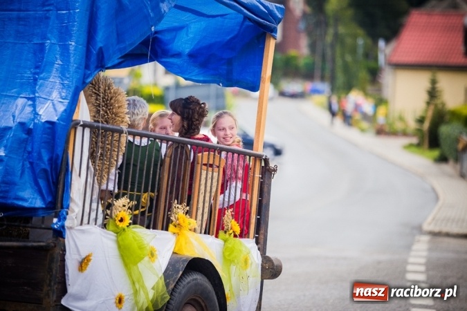 Zdjęcie w galerii na portalu naszraciborz.pl: Dożynki 2015 - barwny korowód w Krowiarkach wiadomości z regionu