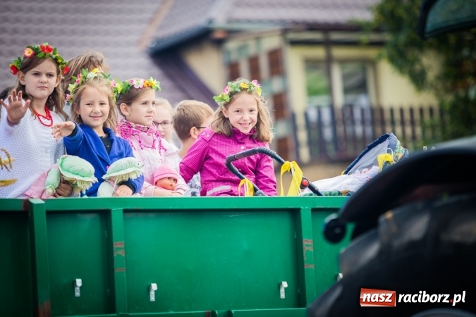 Zdjęcie w galerii na portalu naszraciborz.pl: Dożynki 2015 - barwny korowód w Krowiarkach wiadomości z regionu