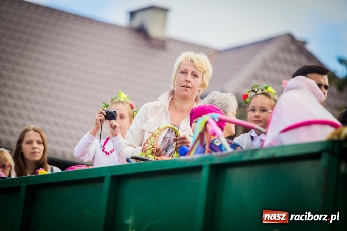 Zdjęcie w galerii na portalu naszraciborz.pl: Dożynki 2015 - barwny korowód w Krowiarkach wiadomości z regionu