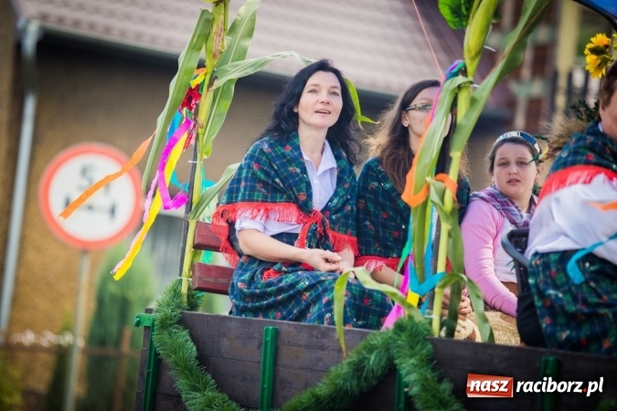 Zdjęcie w galerii na portalu naszraciborz.pl: Dożynki 2015 - barwny korowód w Krowiarkach wiadomości z regionu