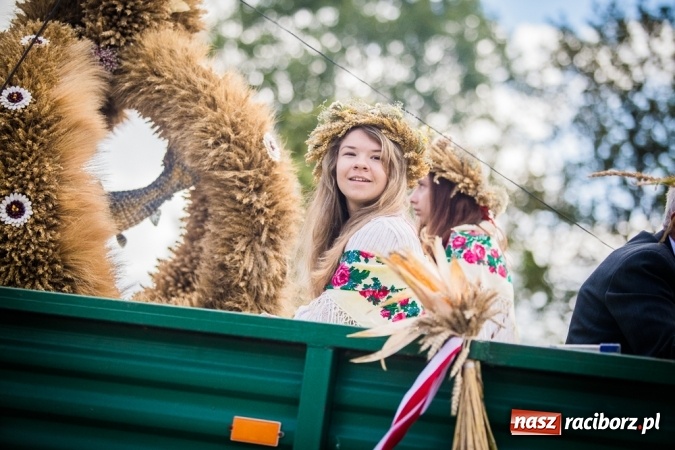 Zdjęcie w galerii na portalu naszraciborz.pl: Dożynki 2015 - barwny korowód w Krowiarkach wiadomości z regionu