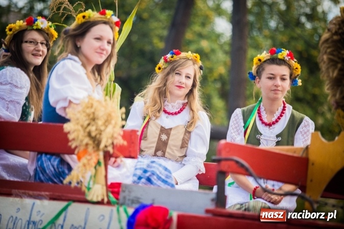 Zdjęcie w galerii na portalu naszraciborz.pl: Dożynki 2015 - barwny korowód w Krowiarkach wiadomości z regionu