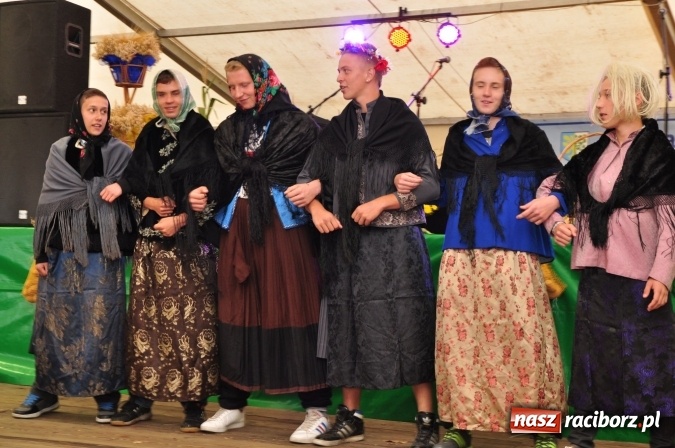 Zdjęcie w galerii na portalu naszraciborz.pl: Barwny korowód, występy i tańce – tak gminne dożynki zorganizowały Łańce wiadomości z regionu
