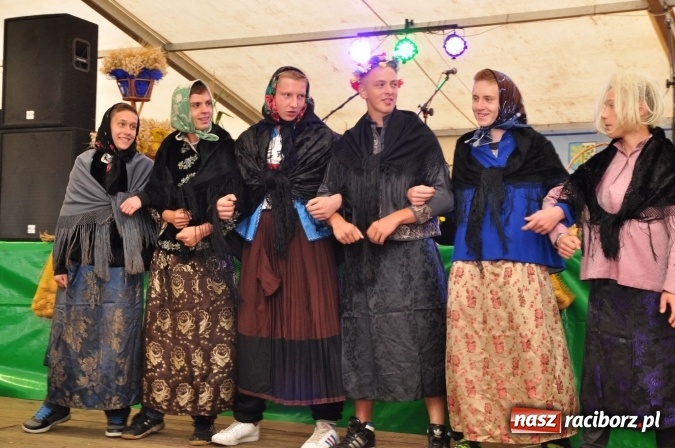 Zdjęcie w galerii na portalu naszraciborz.pl: Barwny korowód, występy i tańce – tak gminne dożynki zorganizowały Łańce wiadomości z regionu