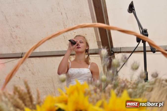 Zdjęcie w galerii na portalu naszraciborz.pl: Barwny korowód, występy i tańce – tak gminne dożynki zorganizowały Łańce wiadomości z regionu