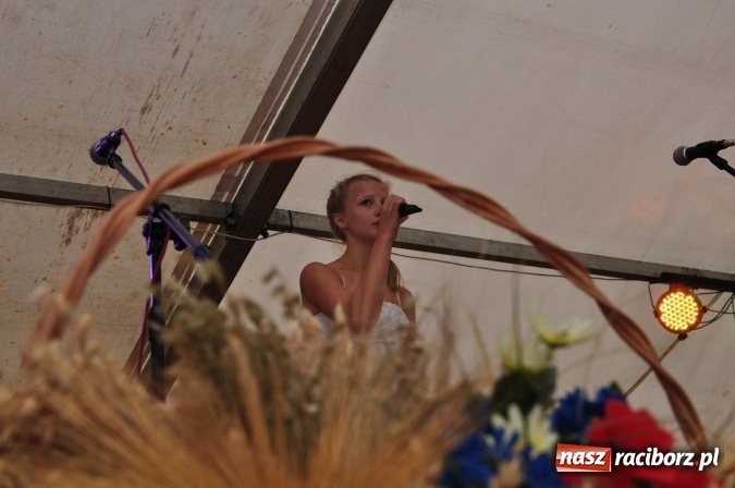 Zdjęcie w galerii na portalu naszraciborz.pl: Barwny korowód, występy i tańce – tak gminne dożynki zorganizowały Łańce wiadomości z regionu