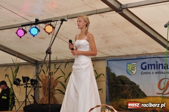 Zdjęcie w galerii na portalu naszraciborz.pl: Barwny korowód, występy i tańce – tak gminne dożynki zorganizowały Łańce wiadomości z regionu