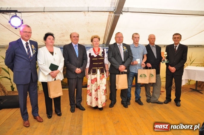 Zdjęcie w galerii na portalu naszraciborz.pl: Barwny korowód, występy i tańce – tak gminne dożynki zorganizowały Łańce wiadomości z regionu