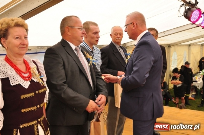 Zdjęcie w galerii na portalu naszraciborz.pl: Barwny korowód, występy i tańce – tak gminne dożynki zorganizowały Łańce wiadomości z regionu