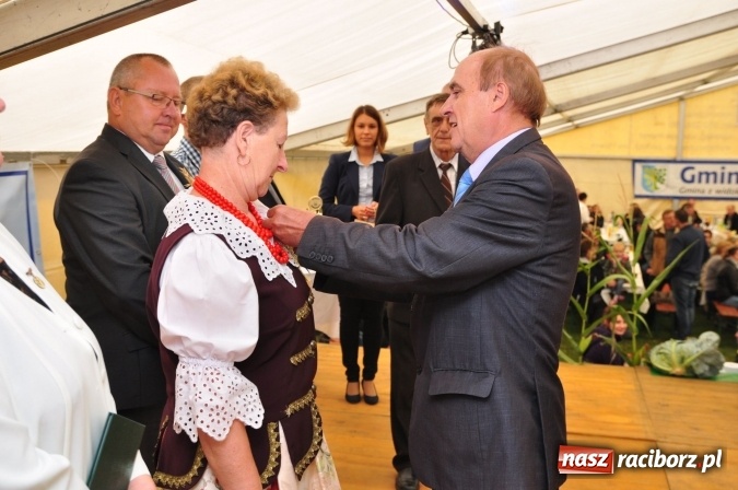 Zdjęcie w galerii na portalu naszraciborz.pl: Barwny korowód, występy i tańce – tak gminne dożynki zorganizowały Łańce wiadomości z regionu