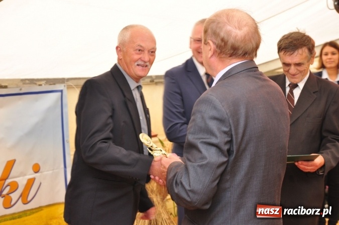 Zdjęcie w galerii na portalu naszraciborz.pl: Barwny korowód, występy i tańce – tak gminne dożynki zorganizowały Łańce wiadomości z regionu