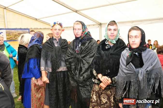 Zdjęcie w galerii na portalu naszraciborz.pl: Barwny korowód, występy i tańce – tak gminne dożynki zorganizowały Łańce wiadomości z regionu