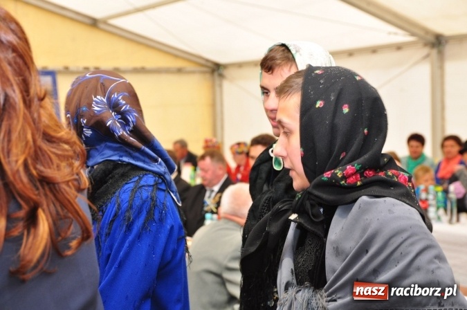 Zdjęcie w galerii na portalu naszraciborz.pl: Barwny korowód, występy i tańce – tak gminne dożynki zorganizowały Łańce wiadomości z regionu