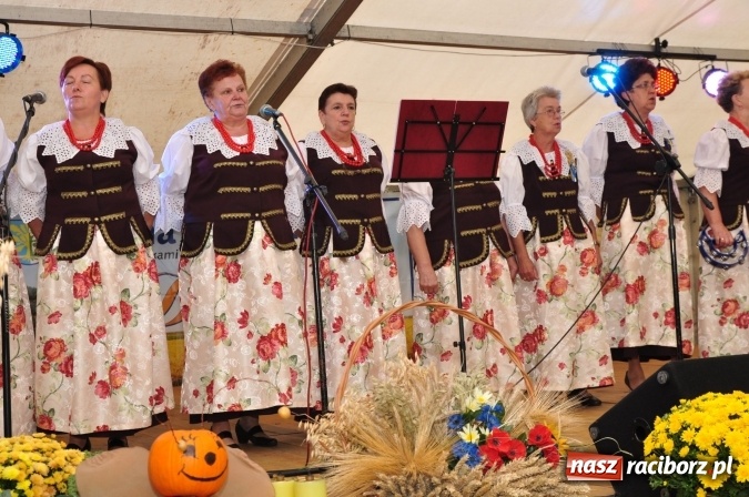 Zdjęcie w galerii na portalu naszraciborz.pl: Barwny korowód, występy i tańce – tak gminne dożynki zorganizowały Łańce wiadomości z regionu