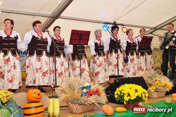 Zdjęcie w galerii na portalu naszraciborz.pl: Barwny korowód, występy i tańce – tak gminne dożynki zorganizowały Łańce wiadomości z regionu