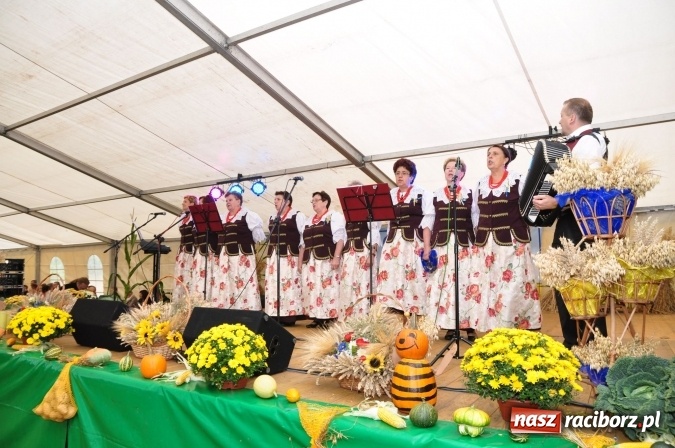 Zdjęcie w galerii na portalu naszraciborz.pl: Barwny korowód, występy i tańce – tak gminne dożynki zorganizowały Łańce wiadomości z regionu