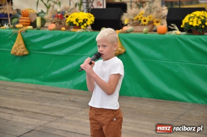 Zdjęcie w galerii na portalu naszraciborz.pl: Barwny korowód, występy i tańce – tak gminne dożynki zorganizowały Łańce wiadomości z regionu