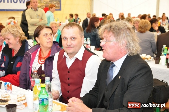 Zdjęcie w galerii na portalu naszraciborz.pl: Barwny korowód, występy i tańce – tak gminne dożynki zorganizowały Łańce wiadomości z regionu