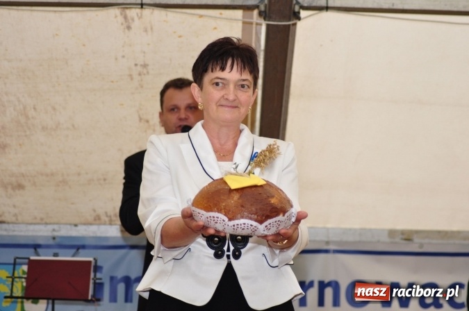 Zdjęcie w galerii na portalu naszraciborz.pl: Barwny korowód, występy i tańce – tak gminne dożynki zorganizowały Łańce wiadomości z regionu