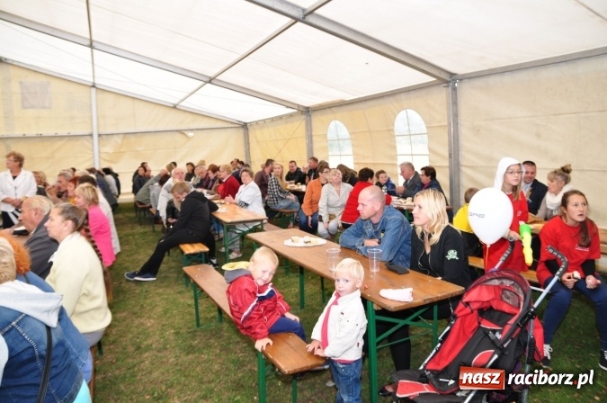 Zdjęcie w galerii na portalu naszraciborz.pl: Barwny korowód, występy i tańce – tak gminne dożynki zorganizowały Łańce wiadomości z regionu