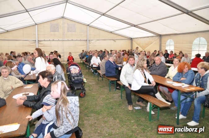 Zdjęcie w galerii na portalu naszraciborz.pl: Barwny korowód, występy i tańce – tak gminne dożynki zorganizowały Łańce wiadomości z regionu
