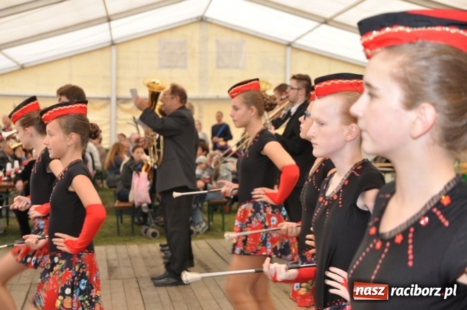 Zdjęcie w galerii na portalu naszraciborz.pl: Barwny korowód, występy i tańce – tak gminne dożynki zorganizowały Łańce wiadomości z regionu
