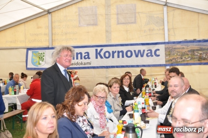 Zdjęcie w galerii na portalu naszraciborz.pl: Barwny korowód, występy i tańce – tak gminne dożynki zorganizowały Łańce wiadomości z regionu