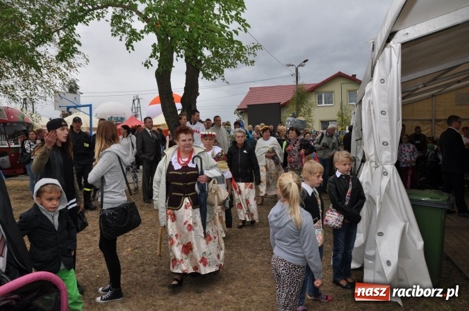 Zdjęcie w galerii na portalu naszraciborz.pl: Barwny korowód, występy i tańce – tak gminne dożynki zorganizowały Łańce wiadomości z regionu