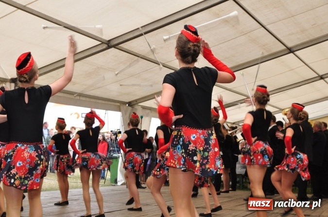 Zdjęcie w galerii na portalu naszraciborz.pl: Barwny korowód, występy i tańce – tak gminne dożynki zorganizowały Łańce wiadomości z regionu