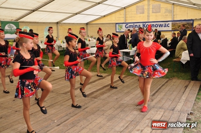 Zdjęcie w galerii na portalu naszraciborz.pl: Barwny korowód, występy i tańce – tak gminne dożynki zorganizowały Łańce wiadomości z regionu