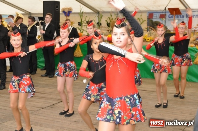Zdjęcie w galerii na portalu naszraciborz.pl: Barwny korowód, występy i tańce – tak gminne dożynki zorganizowały Łańce wiadomości z regionu