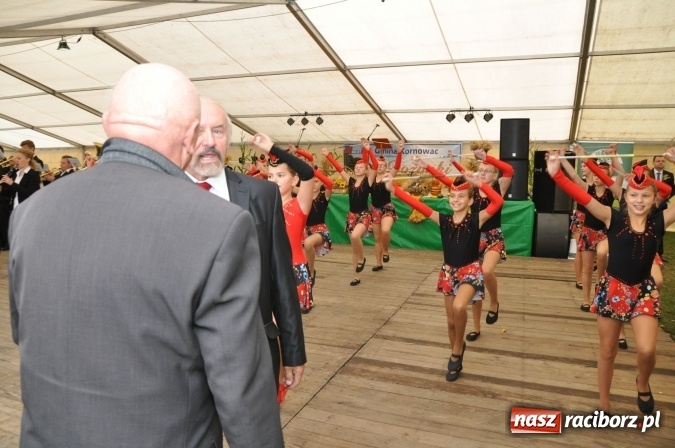 Zdjęcie w galerii na portalu naszraciborz.pl: Barwny korowód, występy i tańce – tak gminne dożynki zorganizowały Łańce wiadomości z regionu