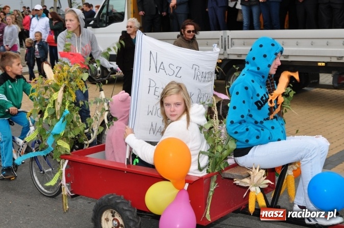Zdjęcie w galerii na portalu naszraciborz.pl: Barwny korowód, występy i tańce – tak gminne dożynki zorganizowały Łańce wiadomości z regionu