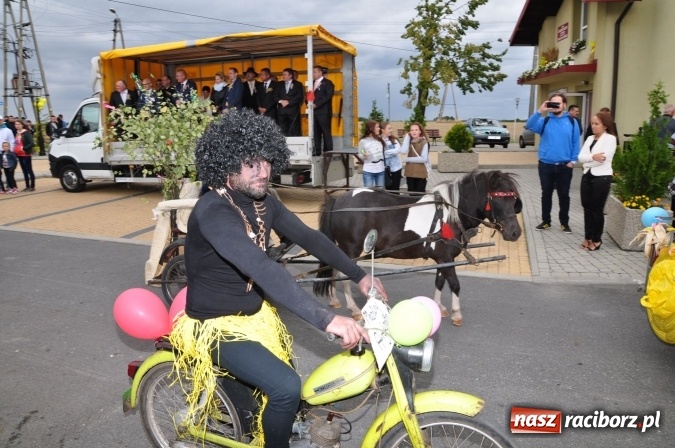 Zdjęcie w galerii na portalu naszraciborz.pl: Barwny korowód, występy i tańce – tak gminne dożynki zorganizowały Łańce wiadomości z regionu