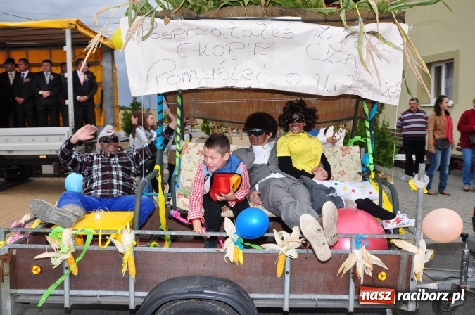 Zdjęcie w galerii na portalu naszraciborz.pl: Barwny korowód, występy i tańce – tak gminne dożynki zorganizowały Łańce wiadomości z regionu