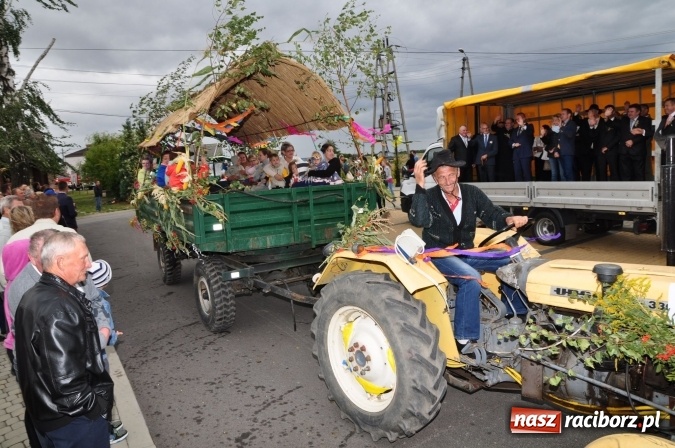 Zdjęcie w galerii na portalu naszraciborz.pl: Barwny korowód, występy i tańce – tak gminne dożynki zorganizowały Łańce wiadomości z regionu