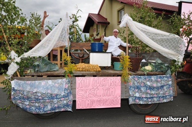 Zdjęcie w galerii na portalu naszraciborz.pl: Barwny korowód, występy i tańce – tak gminne dożynki zorganizowały Łańce wiadomości z regionu
