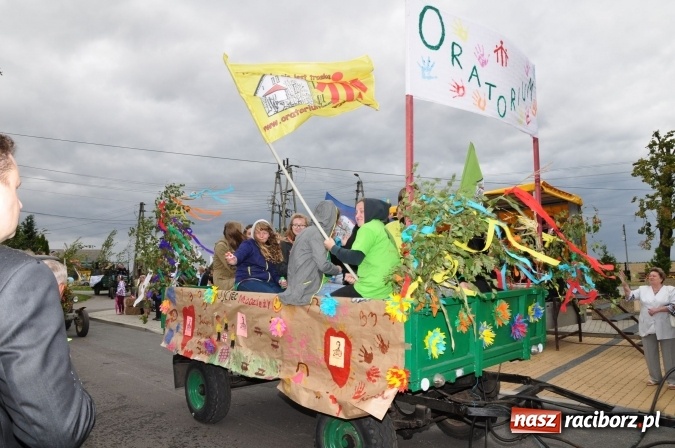 Zdjęcie w galerii na portalu naszraciborz.pl: Barwny korowód, występy i tańce – tak gminne dożynki zorganizowały Łańce wiadomości z regionu