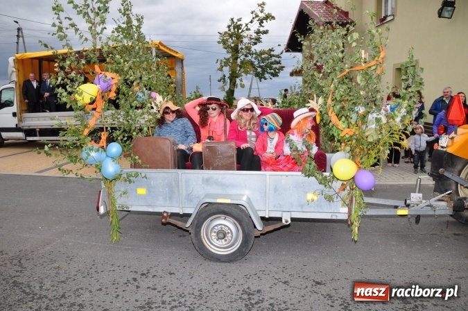 Zdjęcie w galerii na portalu naszraciborz.pl: Barwny korowód, występy i tańce – tak gminne dożynki zorganizowały Łańce wiadomości z regionu