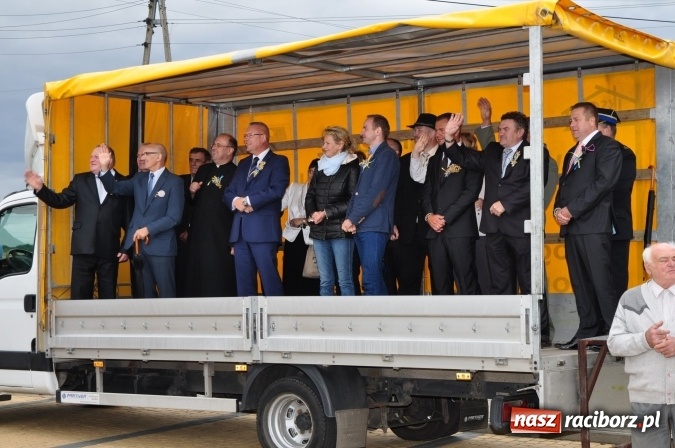 Zdjęcie w galerii na portalu naszraciborz.pl: Barwny korowód, występy i tańce – tak gminne dożynki zorganizowały Łańce wiadomości z regionu