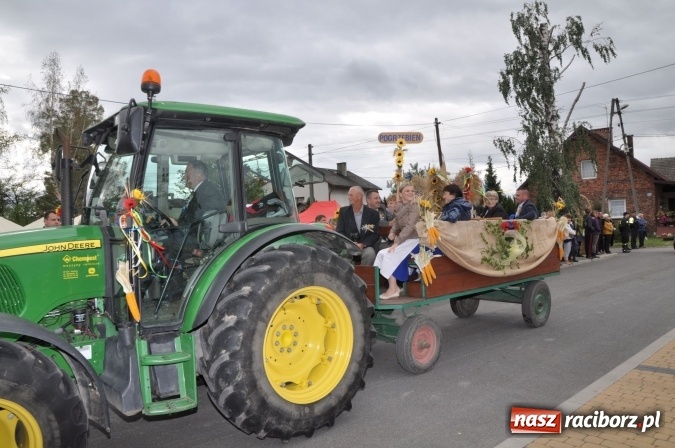 Zdjęcie w galerii na portalu naszraciborz.pl: Barwny korowód, występy i tańce – tak gminne dożynki zorganizowały Łańce wiadomości z regionu