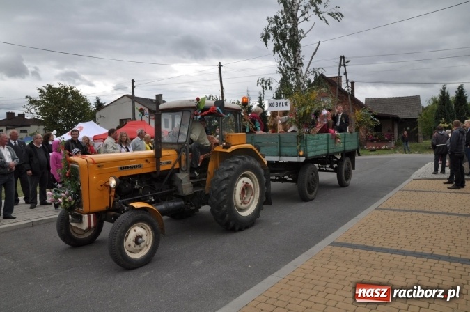 Zdjęcie w galerii na portalu naszraciborz.pl: Barwny korowód, występy i tańce – tak gminne dożynki zorganizowały Łańce wiadomości z regionu