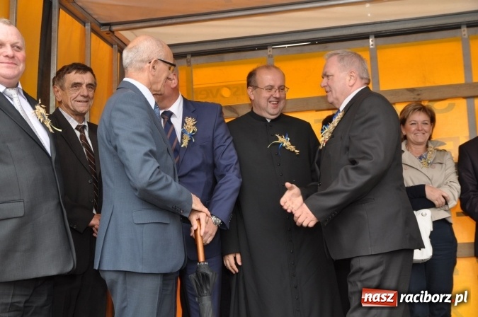 Zdjęcie w galerii na portalu naszraciborz.pl: Barwny korowód, występy i tańce – tak gminne dożynki zorganizowały Łańce wiadomości z regionu