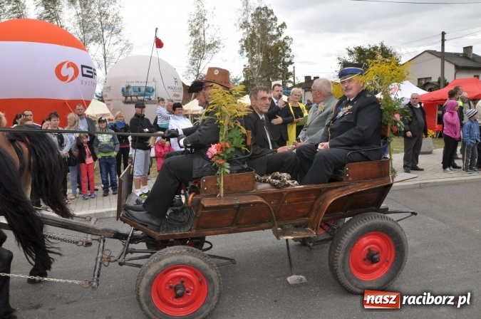 Zdjęcie w galerii na portalu naszraciborz.pl: Barwny korowód, występy i tańce – tak gminne dożynki zorganizowały Łańce wiadomości z regionu