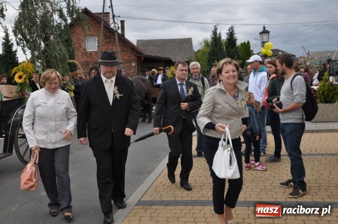 Zdjęcie w galerii na portalu naszraciborz.pl: Barwny korowód, występy i tańce – tak gminne dożynki zorganizowały Łańce wiadomości z regionu